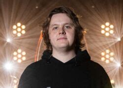 Lewis Capaldi La Biographie De Lewis Capaldi Avec Voici Fr