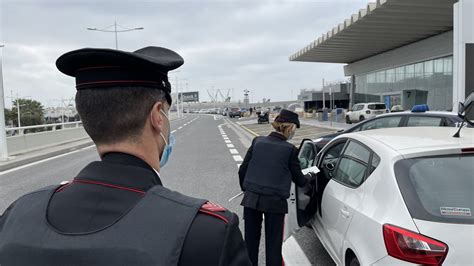 Aeroporto Fiumicino Controlli A Tappeto Dei Carabinieri Fioccano