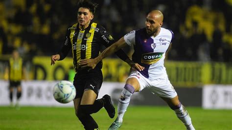 Peñarol y Fénix igualaron sin goles en el Campeón del Siglo por el