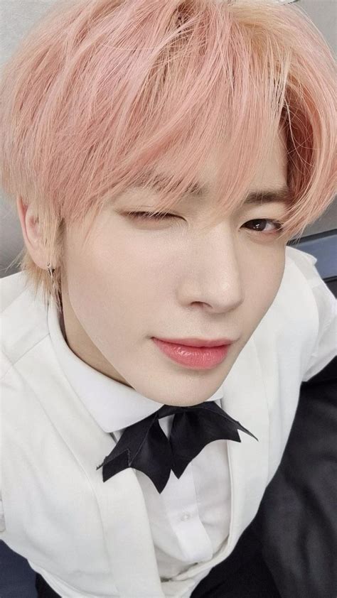 Taehyun Pink Hair Txt Taehyun Selfie Txt Pink Hair