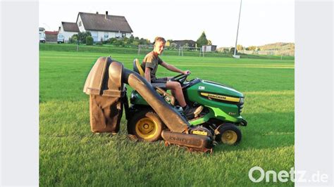 Fleißige Helfer erledigen letzte Arbeiten am B Sportplatz des TSV