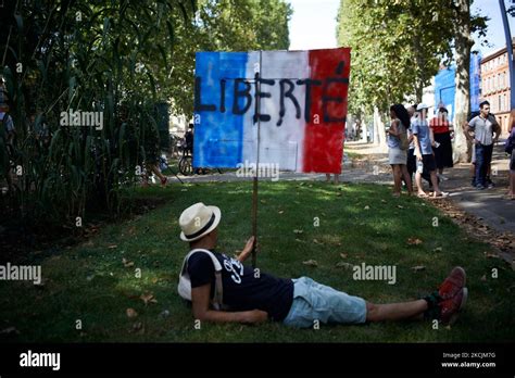 Un Manifestant Repose Sur Lherbe Avec Une étiquette Portant La Mention