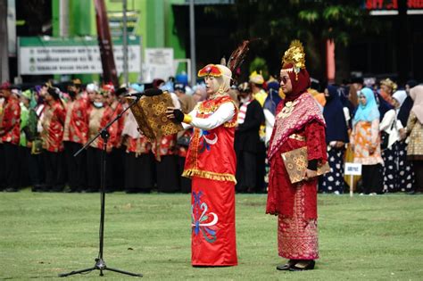 Kenakan Baju Adat Nusantara Ribuan Peserta Ikut Upacara HAB Ke 77