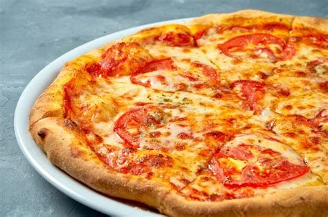 Pizza Margarita Italienne Classique Avec Tomates Et Fromage Dans Une