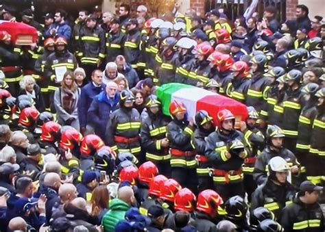 Ad Alessandria L Ultimo Saluto Ai Vigili Del Fuoco Morti Nell