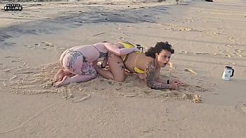 DOS LESBIANAS JUGANDO EN LA PLAYA FUERON PILLADAS POR UN TURISTA Y LES FOLLÓ EL CULO XVIDEOS