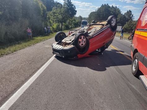 Carro capota após colisão mais três veículos na BR 386 Agência GBC