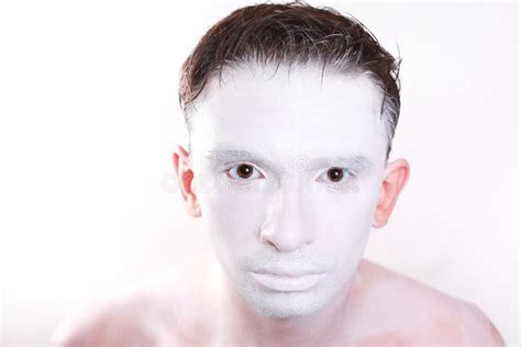 Homme De Brunette Avec Le Renivellement Blanc Sur La Fin De Peau Vers
