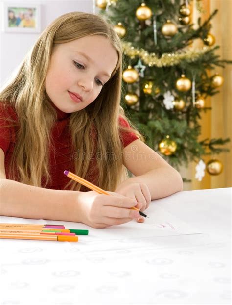 Belle Jeune Fille Blonde Dans Le Chandail Rouge Image Stock Image Du