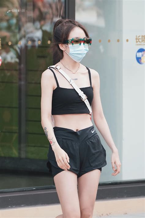 2 học trò Lisa hot nhất hôm nay Phú bà Bắc Kinh khoe da trắng không tì vết rapper cool ngầu