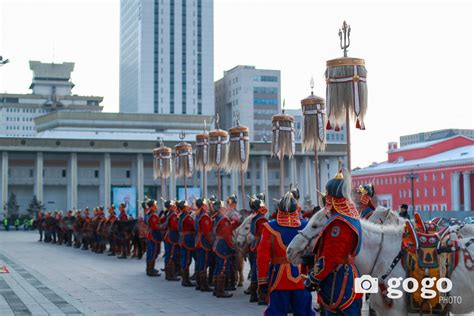 ФОТО: Монгол бахархлын өдрөөр Төрийн тугийг цэнгүүллээ
