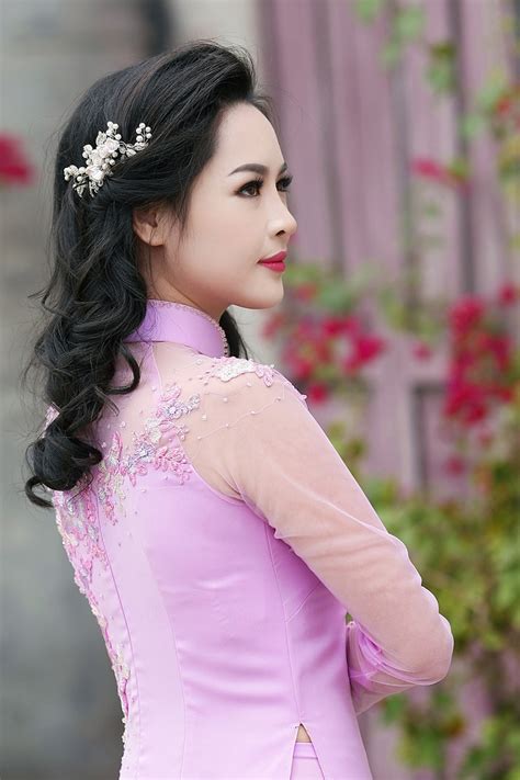 Hot girl dao kéo khoe vẻ đẹp mỹ miều trong tà áo dài dân tộc Báo Dân trí