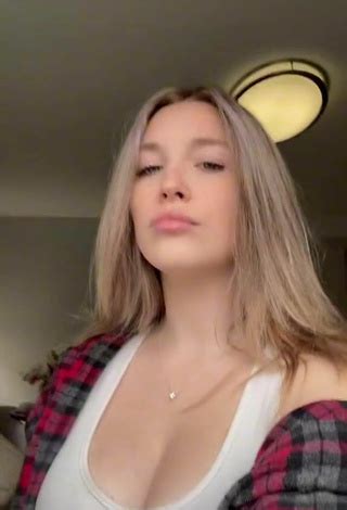 Erotic Tiana Everdeen Shows Cleavage In White Crop Top Sexyfilter