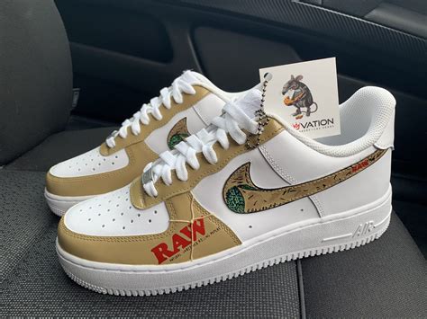 قارب يشبه أو Nike Air Force 1 Raw White