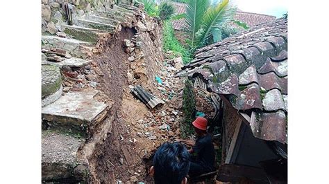 Akibat Hujan Deras Tembok Penahan Tanah Di Soreang Ambruk Menimpa