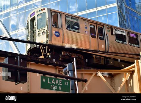 Chicago Illinois Usa A Chicago Cta Pink Line Rapid Transit Train On The Lake Street Elevated