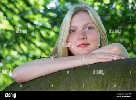 Blonde Kaukasische Teenager St Tzte Sich Auf Zweig Des Baumes In Der Natur Stockfotografie Alamy