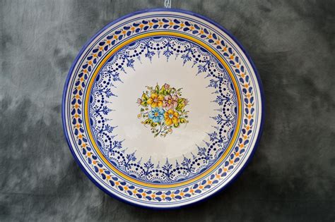 Plato de cerámica de ala liso con decoración floral