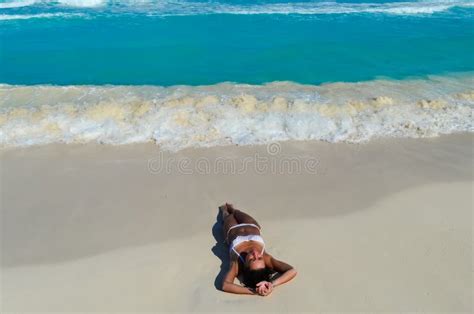Muchacha Que Miente En La Playa Del Mar En Un Bikini Blanco Foto De Archivo Imagen De Gente