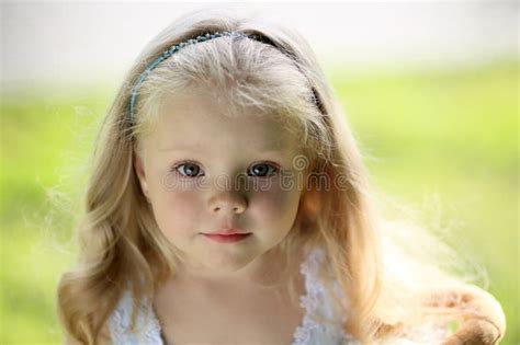 Petite Fille Triste Blonde Photo Stock Image Du Contrari