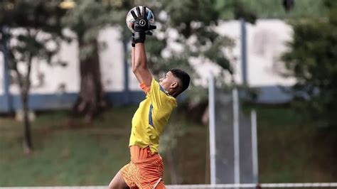 Goleiro Bernardo Mariano assina contrato de formação o Cruzeiro