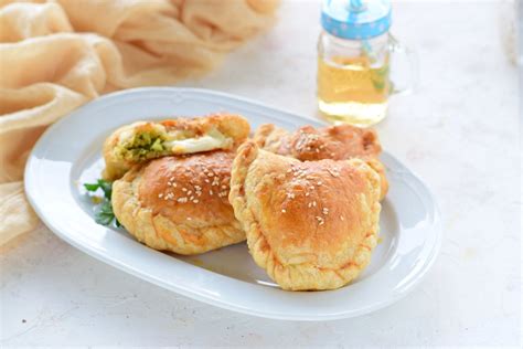 Panzerotti Di Pasta Sfoglia Con Broccoli E Mozzarella Lapasticceramatta