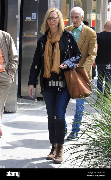 Photo By Zz Strf Star Max Ipx Lisa Kudrow Is Seen In