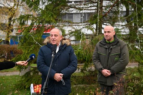 FOTO Pred UKC Maribor Kot Simbolno Gesto Zaposlenim Postavili Veliko