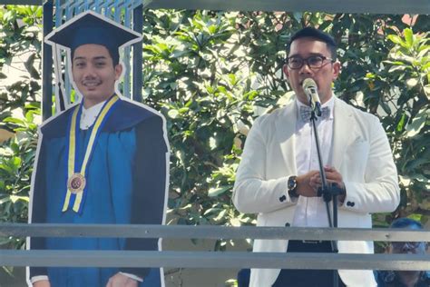 Penuh Haru Ridwan Kamil Wakili Almarhum Eril Wisuda Di Itb