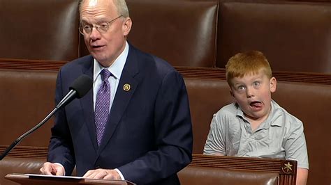 El Hijo De Un Congresista De Eeuu Se Vuelve Viral Por Sus Caras Durante