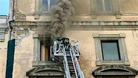 Napoli Anziani Intrappolati In Casa Per Un Incendio Salvati Dai