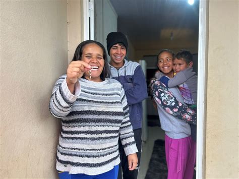 Secretaria realiza visita a famílias que receberam casas em Campo Erê