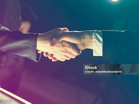 jabat tangan jabat tangan  terang  gelap foto stok