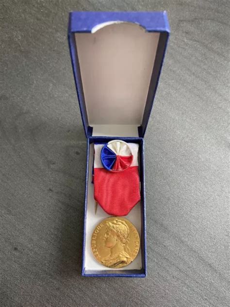 MÉDAILLE D HONNEUR DU travail de 1982 signée Borrel EUR 8 00 PicClick FR