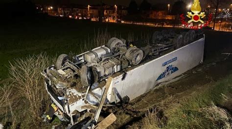 Camion Si Ribalta Ed Esce Fuori Strada Stata Sfiorata La Tragedia