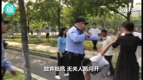 这段警察执法视频火了 网友点赞“教科书级执法”教科书警察执法网友新浪新闻