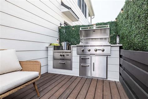 Modern Outdoor Kitchen