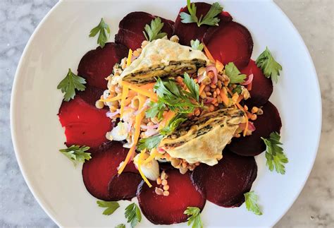 Maultaschen Mit Buntem Linsensalat Auf Rote Bete Carpaccio Oma