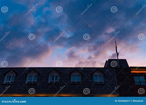 Vistas Panor Micas De La Azotea Con Ventanas Y Bandera Bajo El Vibrante