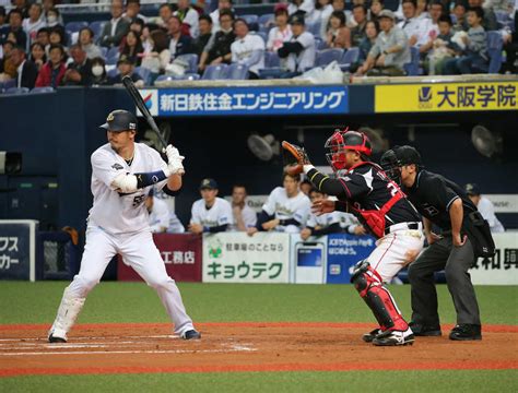 ＜オ・ロ＞6回2死、申告敬遠せず4球ボールで敬遠されるt―岡田 ― スポニチ Sponichi Annex 野球