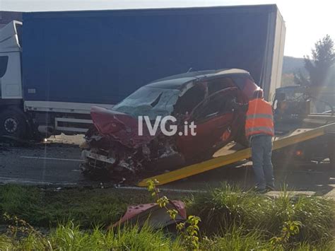 Scontro Tra Un Auto E Un Camion A Rocchetta Di Cairo Il Conducente