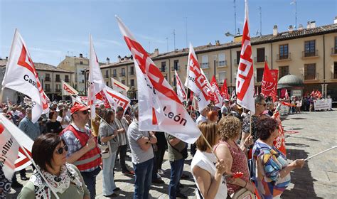 Un Millar De Palentinos Desfilan Por La Calle Mayor Este Primero De