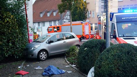 Unfall In Uhingen Autofahrer Sackt Am Steuer Zusammen Und Erfasst