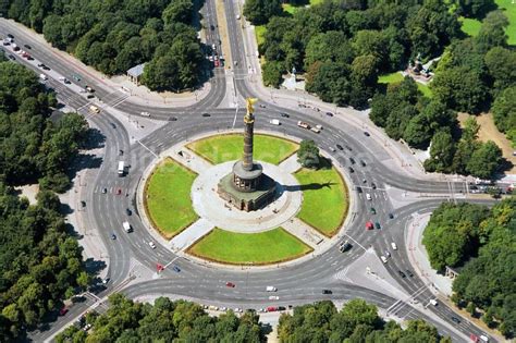 Berlin von oben Siegessäule mit Blick auf den Kreisverkehr an der