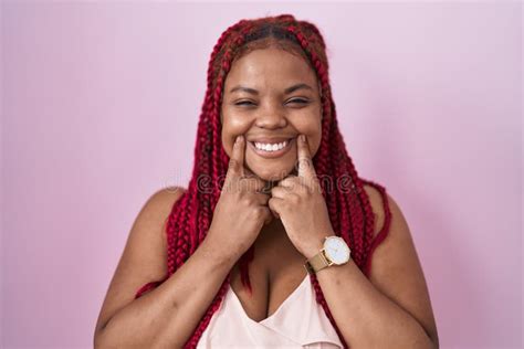 Mujer Afroamericana Con El Pelo Trenzado Sobre Fondo Rosado Sonriendo