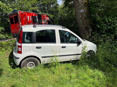 Pol Ac Auto F Hrt Gegen Baum Fahrer Kommt Schwer Verletzt Ins