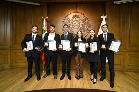 Monterrey reconoce a jóvenes con la medalla al Mérito de la Juventud Regia