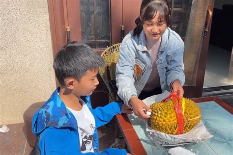 媳妇花223买个大榴莲，剥开看着太惊喜了，开出来的果肉算多吗 凤凰网视频 凤凰网