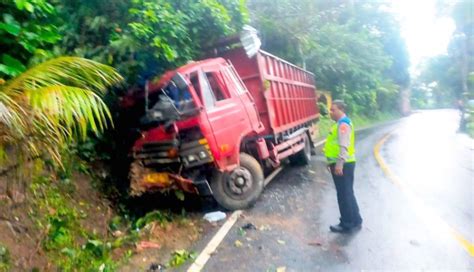 NUSABALI Rem Blong Truk Tabrak Tebing