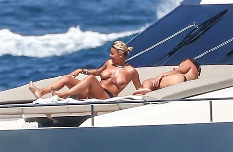 Hot Lesbians Francesca Pascale Paola Turci Go Topless In Sorrentina Sexy Nude Photos